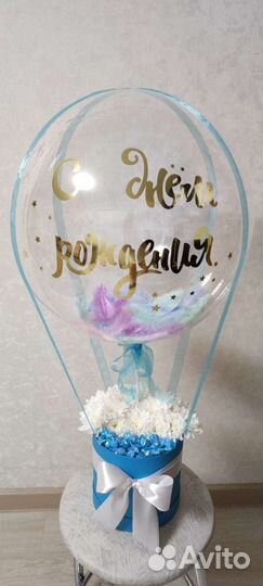 Шар Баблс в шляпной коробке с цветами