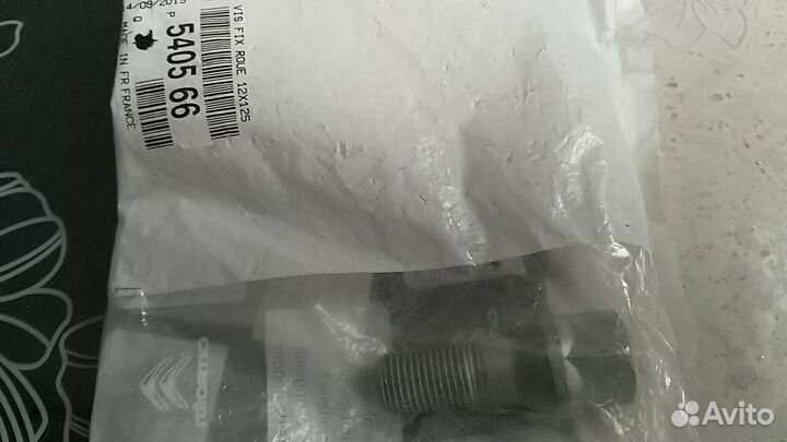 Болт крепления колеса