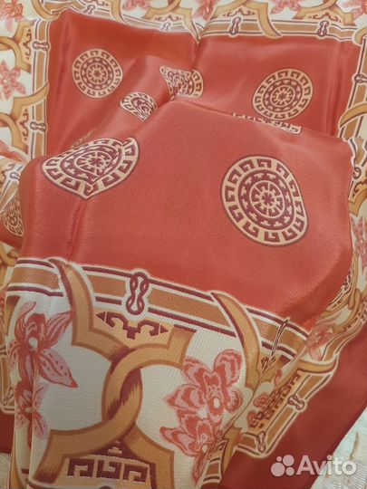 Шейный шелковый платок с биркой