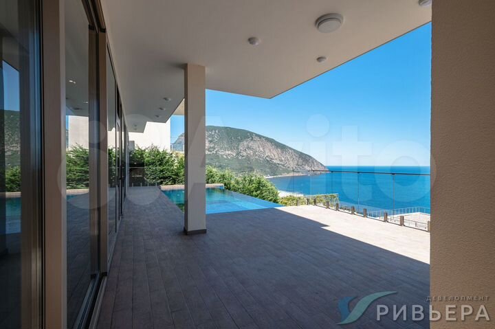 Дом 565 м² на участке 6,5 сот.