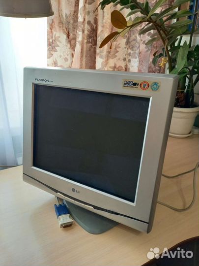 Монитор LG flatron F700P