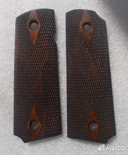 Накладки страйкбольного кольта KJW