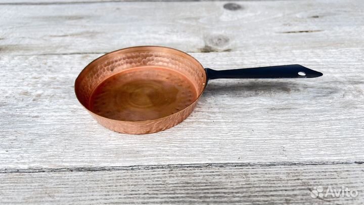 Декаротивная медная сковородка