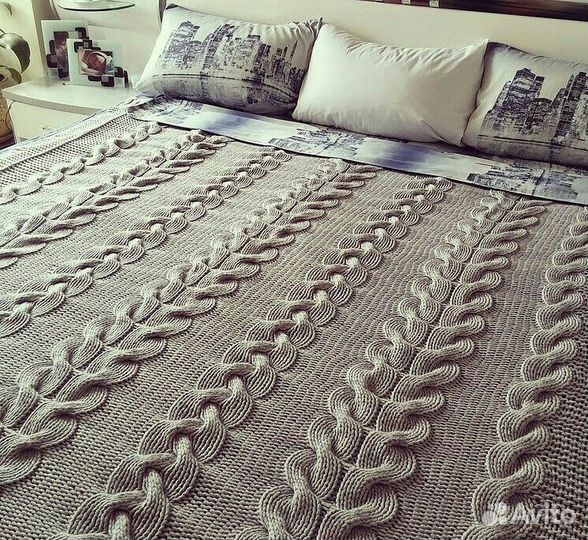 Пледы и чехлы на подушки вязаные