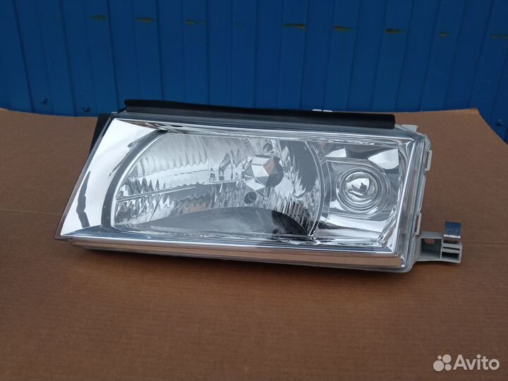 Фара передняя левая Skoda Octavia