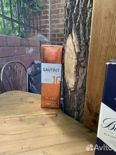 Коробки и пустые бутылки от виски