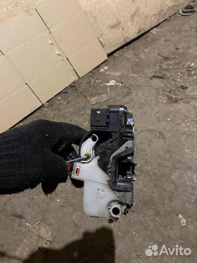 Замок двери передний правый Opel Astra J GTC