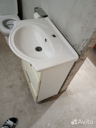 Раковина с тумбой в ванную