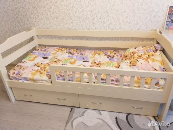 Детская кроватка из массива