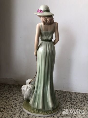 Статуэтка девушка с собачкой