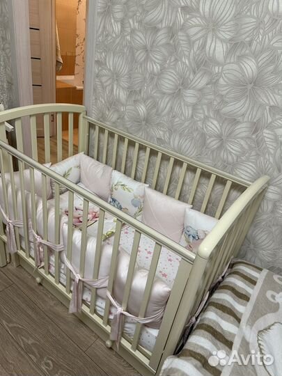 Детская кроватка с маятником