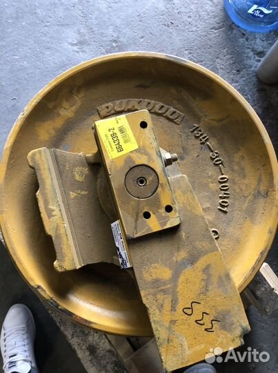 Колесо направляющее,ленивец komatsu D63E-12