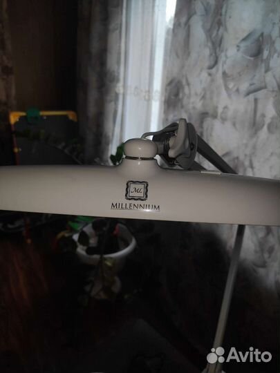 Кушетка и лампа