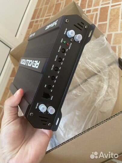 Автомобильный усилитель для сабвуфера