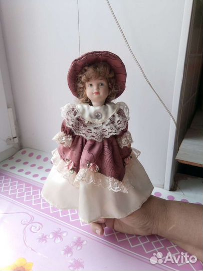 Кукла фарфоровая