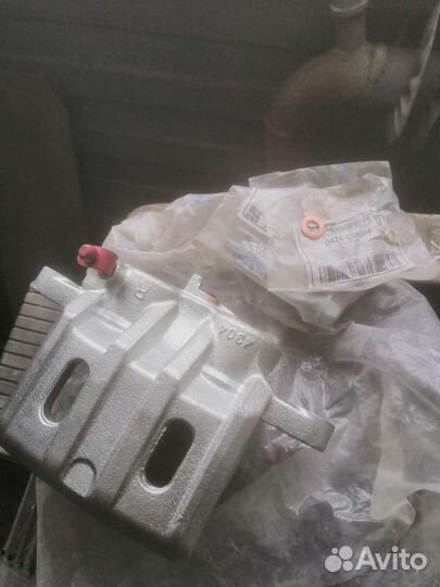 Супорт тормозной передний. Митсубиси Оутлендер