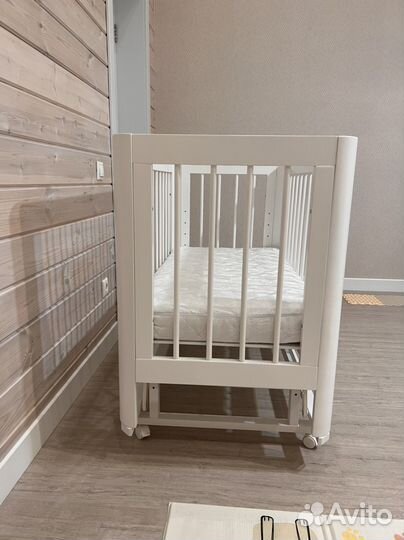 Детская кроватка с продольным маятником