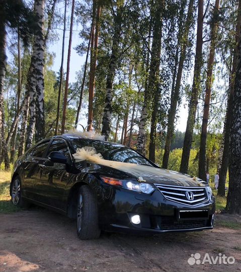 Свадебные украшение в золотом цвете на машину