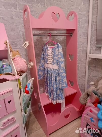 Вешалка стойка для одежды девочки