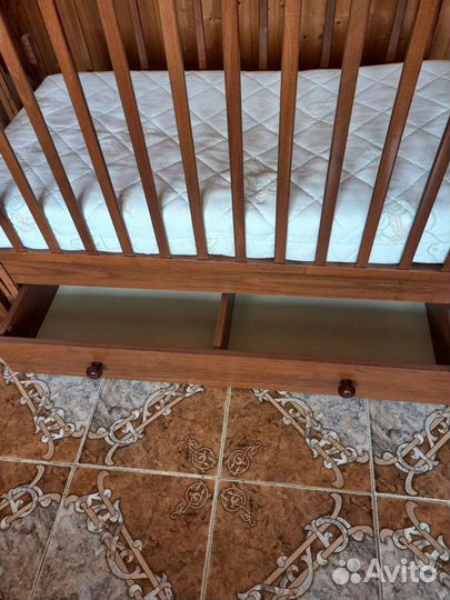 Детская кроватка с маятником