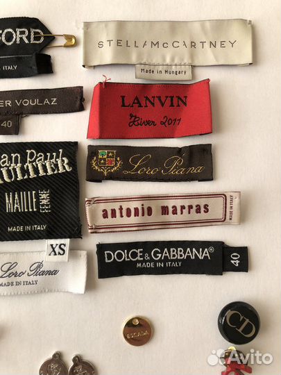 Сет из брендовых бирок, пуговиц, аксессуаров