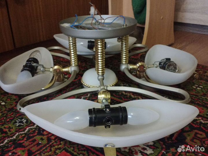 Четырехрожковая потолочная люстра фирмы Sneha