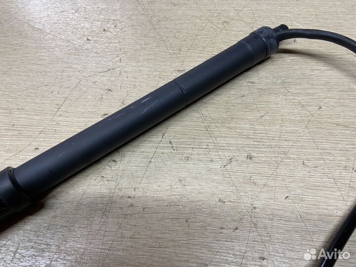 Амортизатор крышки багажника правый Toyota Rav4 50