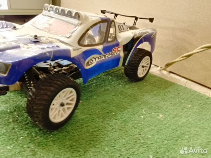 На радиоуправлении машинка