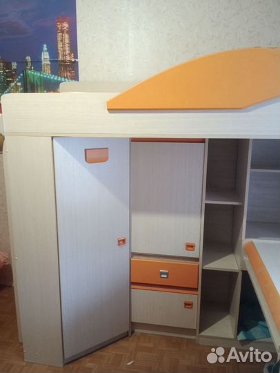Кровать-чердак со столом и шкафом внизу