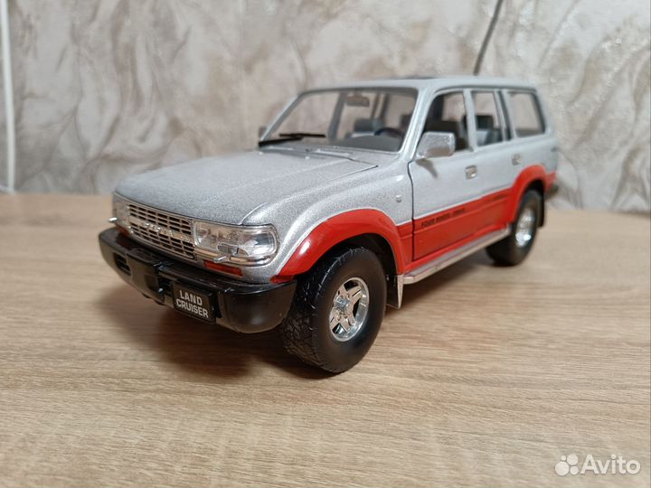 Toyota Land Cruiser 80 1:18 Road Tough, Signature