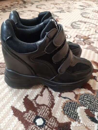 Кроссовки с высокой подошвой