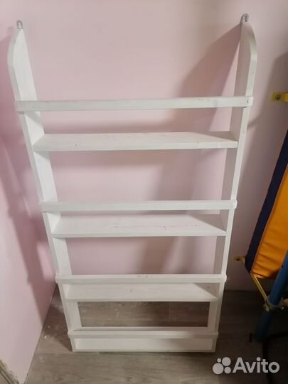 Детская книжная полка монтессори