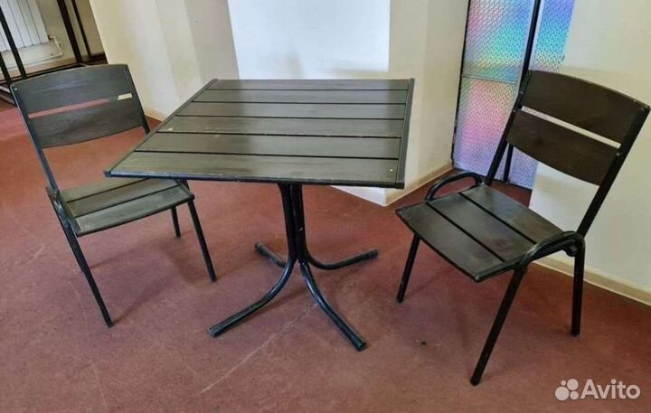Стол и стулья