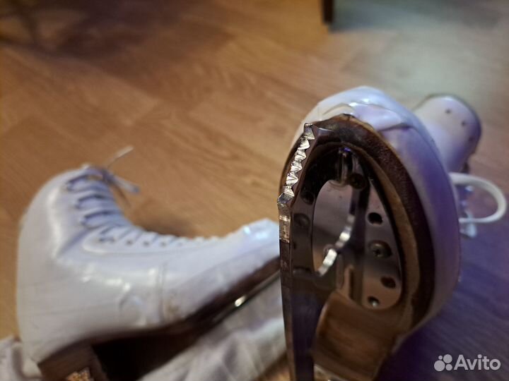 Профессиональные фигурные коньки 245