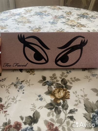 Палетка теней too faced