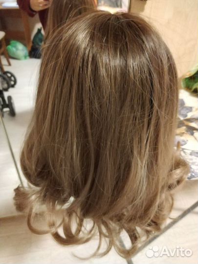 Парик русый волнистый с челкой