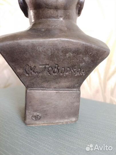 Бюст В.И.Ленина