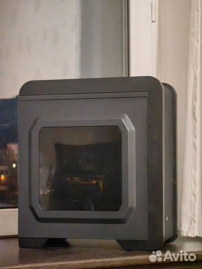 Компьютер с монитором и клавиатурой