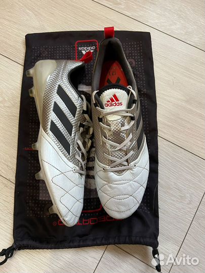 Футбольные бутсы adidas