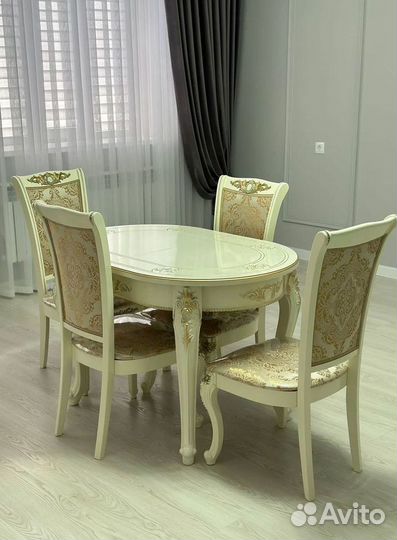 Обеденный стол и стулья