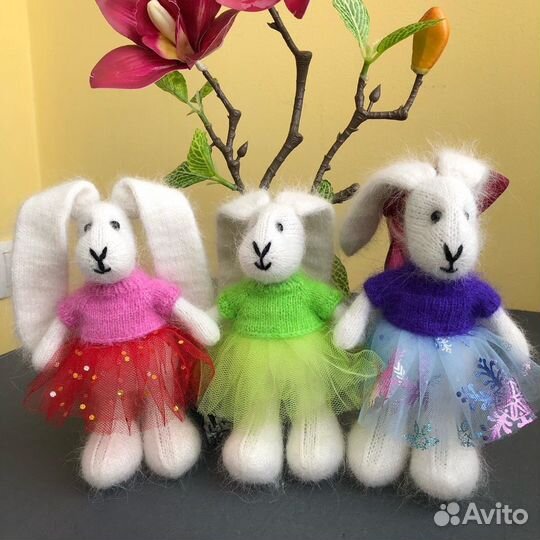 Вязанная игрушка зайка в платье