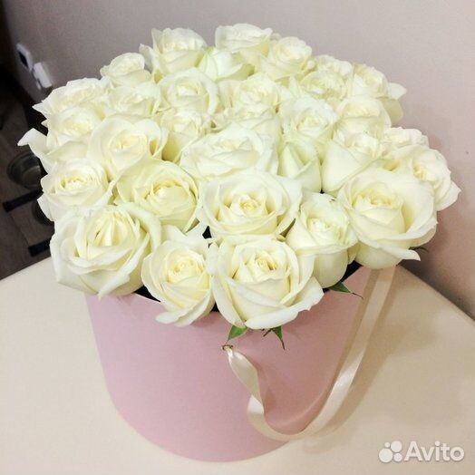 Розы белые в Шляпной коробке