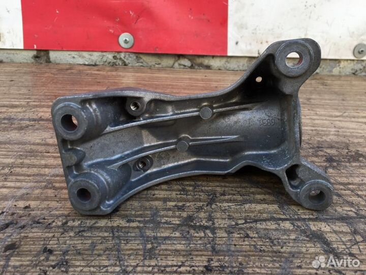 Кронштейн АКПП правый Audi A4 B7 2.0 BWE 2005-2007