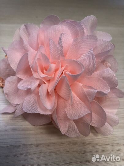 Повязка на голову с цветком персиковая