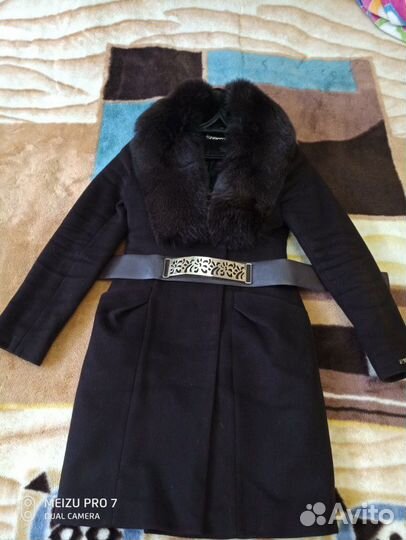 Пальто зимнее с песцовым воротником