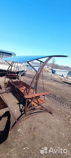 Садовые качели,с виноградной лозой