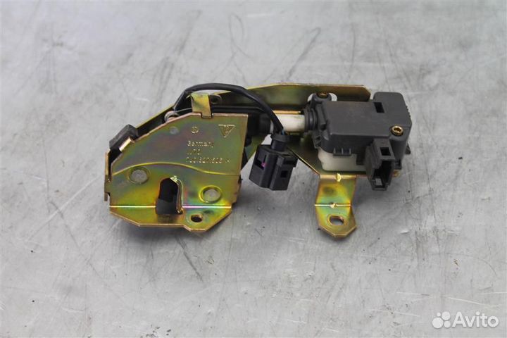 Замок стекла багажника Porsche Cayenne 955