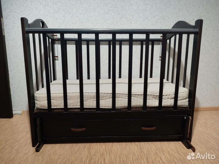 Детская кроватка с маятником