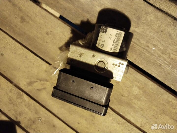 Блок ABS Volkswagen Jetta 6 1K0614117T