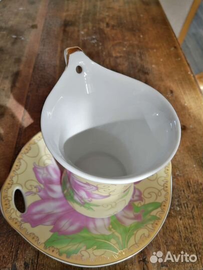 Чашка с отверстием в ручке, блюдце с отверстиями